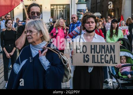 Cracovie, Pologne. 3 septembre 2021. Un manifestant tient un écriteau exprimant son opinion pendant la manifestation.les manifestants ont manifesté contre l'introduction de l'état d'urgence sur la frontière biélorusse polonaise, sur la place principale inscrite au patrimoine mondial de l'UNESCO à Cracovie. Le gouvernement de la Pologne a instauré un état d'urgence dans deux régions limitrophes de la Biélorussie alors qu'un afflux de migrants du Moyen-Orient se produit. Pendant ce temps, plus de 30 000 personnes en provenance d'Afghanistan ont été coincées pendant plus de trois semaines entre les gardes biélorusses armés d'un côté et les forces polonaises armées de l'autre. Certains sont malades comme le Banque D'Images