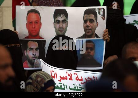 Khan Yunis, Gaza. 08 septembre 2021. Les Palestiniens tiennent des portraits de six prisonniers palestiniens qui se sont échappés de la prison israélienne de Gilboa lors d'un rassemblement de solidarité avec eux à Khan Yunis, dans le sud de la bande de Gaza, le 8 septembre 2021. Six Palestiniens ont fait sortir la prison israélienne de Gilboa le 6 septembre par un tunnel creusé sous un puits, déclenchant une chasse à l'homme massive pour le groupe qui comprend Zakaria Zubeidi, un ancien chef des Brigades des martyrs d'Aqsa. Photo par Ismael Mohamad/UPI crédit: UPI/Alay Live News Banque D'Images