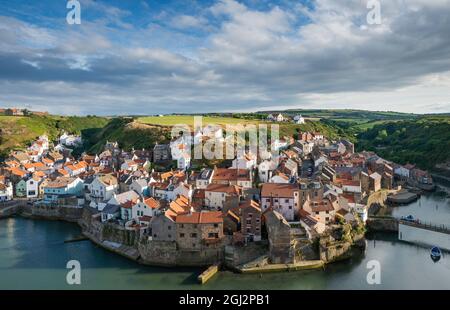 Vue sur le village de Staithes depuis le bar Cow NAB Banque D'Images