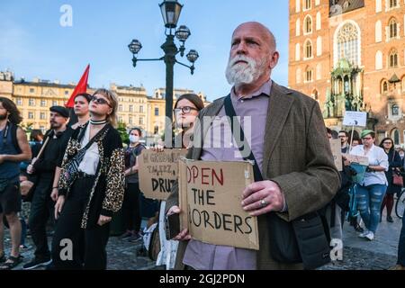 Cracovie, Pologne. 3 septembre 2021. Les manifestants tiennent des pancartes exprimant leur opinion pendant la manifestation.les manifestants ont manifesté contre l'introduction de l'état d'urgence sur la frontière biélorusse polonaise, sur la place principale inscrite au patrimoine mondial de l'UNESCO à Cracovie. Le gouvernement de la Pologne a instauré un état d'urgence dans deux régions limitrophes de la Biélorussie alors qu'un afflux de migrants du Moyen-Orient se produit. Pendant ce temps, plus de 30 000 personnes en provenance d'Afghanistan ont été coincées pendant plus de trois semaines entre les gardes biélorusses armés d'un côté et les forces polonaises armées de l'autre. Certains sont malades comme le Banque D'Images