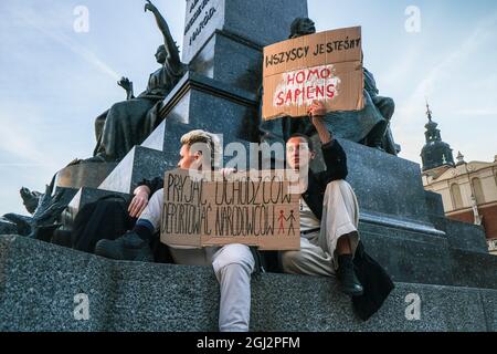 Cracovie, Pologne. 3 septembre 2021. Les manifestants tiennent des pancartes exprimant leur opinion pendant la manifestation.les manifestants ont manifesté contre l'introduction de l'état d'urgence sur la frontière biélorusse polonaise, sur la place principale inscrite au patrimoine mondial de l'UNESCO à Cracovie. Le gouvernement de la Pologne a instauré un état d'urgence dans deux régions limitrophes de la Biélorussie alors qu'un afflux de migrants du Moyen-Orient se produit. Pendant ce temps, plus de 30 000 personnes en provenance d'Afghanistan ont été coincées pendant plus de trois semaines entre les gardes biélorusses armés d'un côté et les forces polonaises armées de l'autre. Certains sont malades comme le Banque D'Images