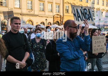 Cracovie, Pologne. 3 septembre 2021. Les manifestants tiennent des pancartes exprimant leur opinion pendant la manifestation.les manifestants ont manifesté contre l'introduction de l'état d'urgence sur la frontière biélorusse polonaise, sur la place principale inscrite au patrimoine mondial de l'UNESCO à Cracovie. Le gouvernement de la Pologne a instauré un état d'urgence dans deux régions limitrophes de la Biélorussie alors qu'un afflux de migrants du Moyen-Orient se produit. Pendant ce temps, plus de 30 000 personnes en provenance d'Afghanistan ont été coincées pendant plus de trois semaines entre les gardes biélorusses armés d'un côté et les forces polonaises armées de l'autre. Certains sont malades comme le Banque D'Images