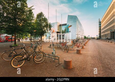 Vue sur la rue Mannerheiminaukio à Helsinki, en Finlande. Bicyclettes garées sur le trottoir près du Musée d'art contemporain Kiasma Banque D'Images