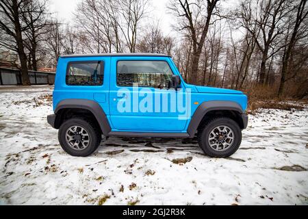 Moscou, Russie - 24 janvier 2020: Nouveau mini SUV Suzuki Jimny en forêt d'hiver. Voiture Suzuki bleue offroad. Vue latérale Banque D'Images