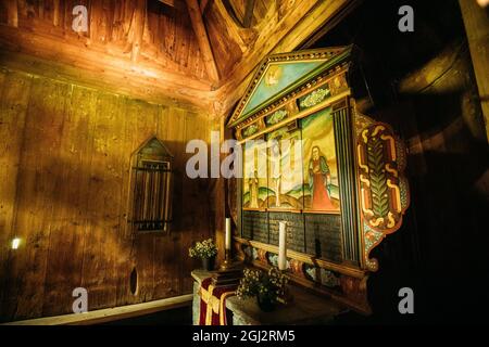 Borgund, Norvège. Intérieur du célèbre site en bois norvégien Stavkirke. Ancienne église triple Nave Stave en bois Banque D'Images