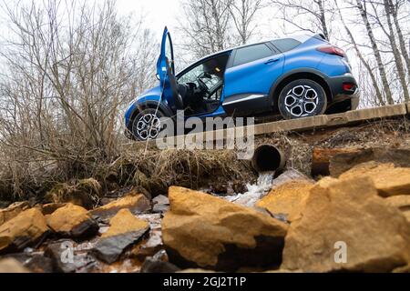 MOSCOU, RUSSIE - 12 MARS 2021 : vue de dessous du nouveau multisegment bleu Renault captur suv Banque D'Images