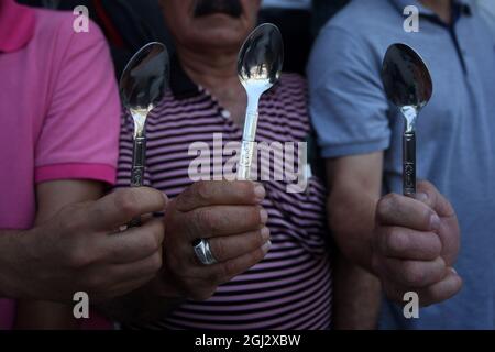 Khan Yunis, Gaza. 08 septembre 2021. Les manifestants ramasse une cuillère, qui serait l'outil de creusage utilisé par six prisonniers palestiniens qui se sont échappés de la prison israélienne de Gilboa, lors d'un rassemblement de solidarité avec eux à Khan Yunis, dans le sud de la bande de Gaza, le mercredi 8 septembre 2021. Six Palestiniens ont fait sortir la prison israélienne de Gilboa le 6 septembre par un tunnel creusé sous un puits, déclenchant une chasse à l'homme massive pour le groupe qui comprend Zakaria Zubeidi, un ancien chef des Brigades des martyrs d'Aqsa. Photo par Ismael Mohamad/UPI crédit: UPI/Alay Live News Banque D'Images