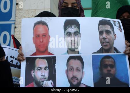 Khan Yunis, Gaza. 08 septembre 2021. Des femmes palestiniennes tiennent des portraits de six prisonniers palestiniens qui se sont échappés de la prison israélienne de Gilboa lors d'un rassemblement de solidarité avec eux à Khan Yunis, dans le sud de la bande de Gaza, le mercredi 8 septembre 2021. Six Palestiniens ont fait sortir la prison israélienne de Gilboa le 6 septembre par un tunnel creusé sous un puits, déclenchant une chasse à l'homme massive pour le groupe qui comprend Zakaria Zubeidi, un ancien chef des Brigades des martyrs d'Aqsa. Photo par Ismael Mohamad/UPI crédit: UPI/Alay Live News Banque D'Images