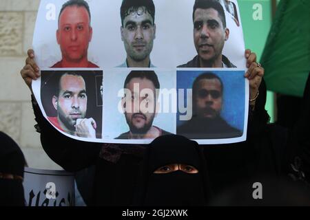 Khan Yunis, Gaza. 08 septembre 2021. Des femmes palestiniennes tiennent des portraits de six prisonniers palestiniens qui se sont échappés de la prison israélienne de Gilboa lors d'un rassemblement de solidarité avec eux à Khan Yunis, dans le sud de la bande de Gaza, le mercredi 8 septembre 2021. Six Palestiniens ont fait sortir la prison israélienne de Gilboa le 6 septembre par un tunnel creusé sous un puits, déclenchant une chasse à l'homme massive pour le groupe qui comprend Zakaria Zubeidi, un ancien chef des Brigades des martyrs d'Aqsa. Photo par Ismael Mohamad/UPI crédit: UPI/Alay Live News Banque D'Images