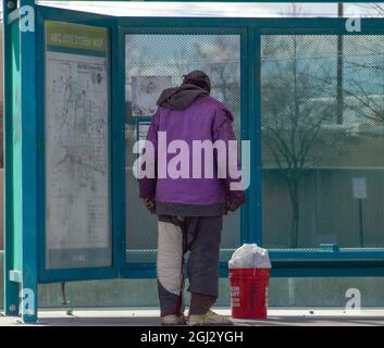 Homme sans abri à l'arrêt de bus Banque D'Images