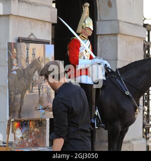 Westminster, Londres, Royaume-Uni. 08 septembre 2021. Rob (Robert) Pointon, peintre du personnel de la Cavalerie de la maison, peint l'un des gardes du régiment montés à l'extérieur de la Horseguards Parade à Westminster, lors d'un après-midi admirablement ensoleillé à Londres. Credit: Imagetraceur/Alamy Live News Banque D'Images