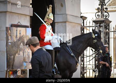 Westminster, Londres, Royaume-Uni. 08 septembre 2021. Rob (Robert) Pointon, peintre du personnel de la Cavalerie de la maison, peint l'un des gardes du régiment montés à l'extérieur de la Horseguards Parade à Westminster, lors d'un après-midi admirablement ensoleillé à Londres. Credit: Imagetraceur/Alamy Live News Banque D'Images