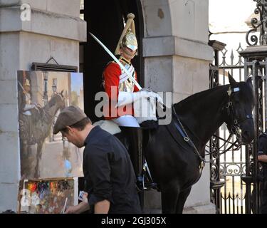 Westminster, Londres, Royaume-Uni. 08 septembre 2021. Rob (Robert) Pointon, peintre du personnel de la Cavalerie de la maison, peint l'un des gardes du régiment montés à l'extérieur de la Horseguards Parade à Westminster, lors d'un après-midi admirablement ensoleillé à Londres. Credit: Imagetraceur/Alamy Live News Banque D'Images