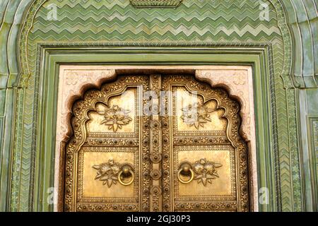 JAIPUR, INDE - 30 mai 2021: Jaipur, Rajasthan, Inde - février 2012: La belle porte en métal avec des motifs sculptés ornement sur le mur à l'anci Banque D'Images