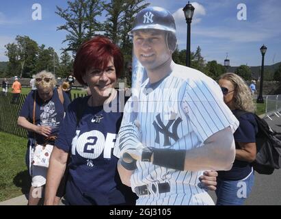 Cooperstown, États-Unis. 08 septembre 2021. Un fan porte une découpe de l'arrêt court de NY Yankees Derek Jeter sur le terrain lors de la cérémonie d'initiation du Temple de la renommée de la Ligue majeure de baseball 2021 pour les 2020 intronisés à Cooperstown, New York, le mercredi 8 septembre 2021. Photo de Pat Benic/UPI crédit: UPI/Alay Live News Banque D'Images