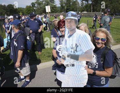 Cooperstown, États-Unis. 08 septembre 2021. Un fan porte une découpe de l'arrêt court de NY Yankees Derek Jeter sur le terrain lors de la cérémonie d'initiation du Temple de la renommée de la Ligue majeure de baseball 2021 pour les 2020 intronisés à Cooperstown, New York, le mercredi 8 septembre 2021. Photo de Pat Benic/UPI crédit: UPI/Alay Live News Banque D'Images