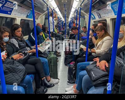 Londres, Royaume-Uni. 2 septembre 2021. Le maire de Londres, Sadiq Khan, prétend que les gens sans masque seront éjectés du tube, mais la preuve que les gens ignorent cela est partout - la confusion du masque se poursuit sous terre après le dernier assouplissement, en particulier compte tenu de l'augmentation de la température. Le tube est plus occupé et les masques sont toujours obligatoires, mais de plus en plus de nombres ignorent l'instruction menée par des messages mixtes du gouvernement. Crédit : Guy Bell/Alay Live News Banque D'Images