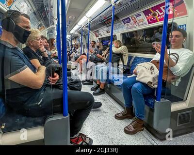 Londres, Royaume-Uni. 2 septembre 2021. Le maire de Londres, Sadiq Khan, prétend que les gens sans masque seront éjectés du tube, mais la preuve que les gens ignorent cela est partout - la confusion du masque se poursuit sous terre après le dernier assouplissement, en particulier compte tenu de l'augmentation de la température. Le tube est plus occupé et les masques sont toujours obligatoires, mais de plus en plus de nombres ignorent l'instruction menée par des messages mixtes du gouvernement. Crédit : Guy Bell/Alay Live News Banque D'Images