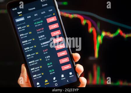 Ukraine, Odessa - septembre, 7 2021: Déversement de Bitcoin. BTC, ETH, Doge et d'autres altcoins prix se sont effondrés dans la bougie rouge et de vente massive. Application mobile Binance fonctionnant sur écran mobile avec page de négociation. Banque D'Images