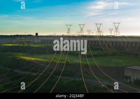 Lignes électriques sortant du barrage hydroélectrique d'Itaipu Banque D'Images