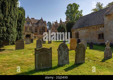 Le cimetière de l'église Saint-Pierre avec Stanway House en arrière-plan, village de Stanway, Cotswolds, Engalnd Banque D'Images