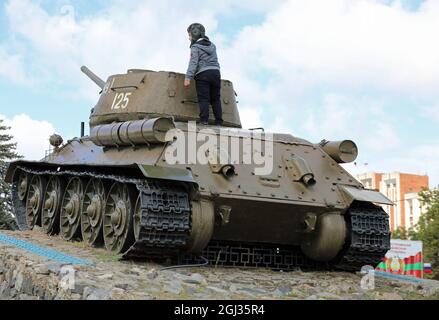 Jeune garçon sur le Monument du char dans le centre de Tiraspol Banque D'Images