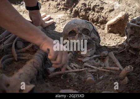 Vinča, Serbie, 4 septembre 2021 : gros plan d'un archéologue travaillant sur l'excavation de restes humains Banque D'Images