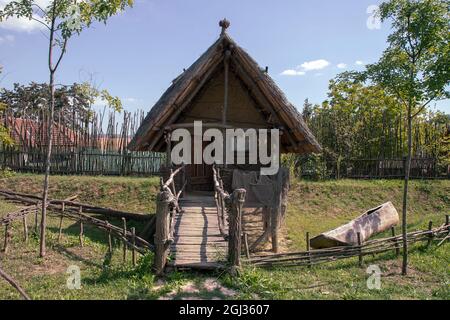 Radmilovac, Serbie - reconstruction d'une cabane de pêche de la culture Vinca du Néolithique tardif Banque D'Images