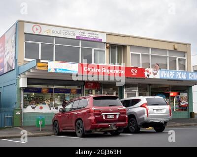 AUCKLAND, NOUVELLE-ZÉLANDE - 07 juillet 2021 : vue sur les voitures garées devant un petit supermarché, Centre Superette, Bucklands Beach, Auckland, Nouvelle-Zélande Banque D'Images