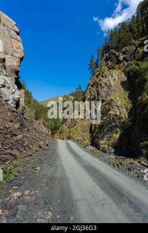 Route de montagne dangereuse à Tusheti, traversez la Géorgie Banque D'Images