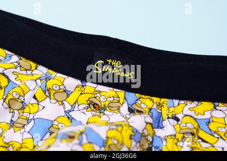 Tyumen, Russie-27 août 2021 : Simpsons sur un pantalon Homer Simpson. Sitcom américain d'animation pour adultes créé par Matt Groening Banque D'Images