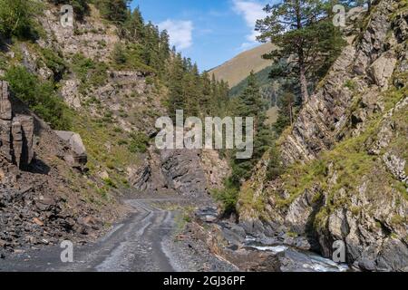 Route de montagne dangereuse à Tusheti, traversez la Géorgie Banque D'Images