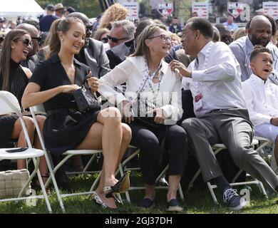 Cooperstown, États-Unis. 08 septembre 2021. La famille de Derek Jeter, l'épouse Hannah (L), la mère Dot (C) et le père Charles (R) avec la star de la NBA Michael Jordan dans la deuxième rangée attendent le début de la cérémonie d'initiation du Temple de la renommée de la Ligue majeure de baseball 2021 pour les 2020 intronisés à Cooperstown, New York, le mercredi 8 septembre 2021. Derek Jeter, Ted Simmons, Larry Walker et Marvin Miller, le leader syndical des joueurs, seront intronisés au HOF pendant l'événement. Photo de Pat Benic/UPI crédit: UPI/Alay Live News Banque D'Images