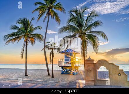 Lifeguardhouse au lever du soleil Golden hour Hollywood Beach Hollywood, Miami Beach Florida, États-Unis Banque D'Images