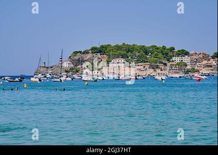 Port de Soller, Mallorca - 13 août 2021 Port de Soller Port de Soller avec des personnes nageurs en face, Majorque Banque D'Images