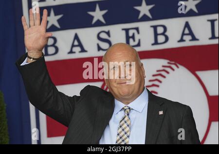 Cooperstown, États-Unis. 08 septembre 2021. Le Hall of Famer Cal Ripken Waves à la cérémonie d'initiation du Temple de la renommée de la Major League Baseball 2021 pour les 2020 personnes intronisées à Cooperstown, New York, le mercredi 8 septembre 2021. Derek Jeter, Ted Simmons, Larry Walker et Marvin Miller, le leader syndical des joueurs, seront intronisés au HOF pendant l'événement. Photo de Pat Benic/UPI crédit: UPI/Alay Live News Banque D'Images