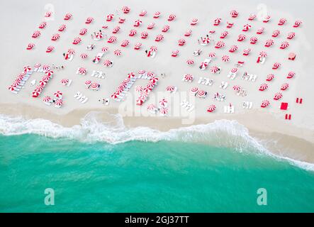 Vue en hélicoptère des parasols rouges et blancs de la plage South Beach Miami Banque D'Images