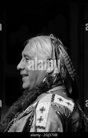 Le peintre américain natif Monte Yellowbird Sr. Se trouve sur son stand au marché indien annuel de Santa Fe, au Nouveau-Mexique. Banque D'Images