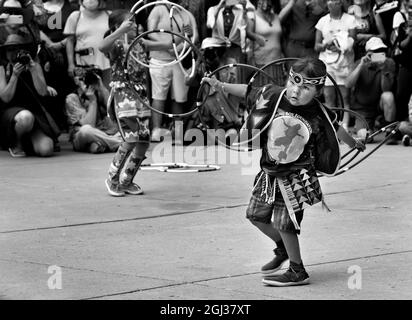 De jeunes danseuses amérindiennes se produisent au marché indien annuel de Santa Fe, à Santa Fe, au Nouveau-Mexique. Banque D'Images