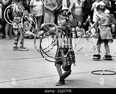 De jeunes danseuses amérindiennes se produisent au marché indien annuel de Santa Fe, à Santa Fe, au Nouveau-Mexique. Banque D'Images