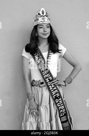 Amber Ballenger, une adolescente américaine native, la reine de cérémonie internationale Miss Gallup de 2020-2022, pose pour des photographies à Santa Fe, Nouveau-Mexique. Banque D'Images