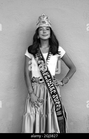 Amber Ballenger, une adolescente américaine native, la reine de cérémonie internationale Miss Gallup de 2020-2022, pose pour des photographies à Santa Fe, Nouveau-Mexique. Banque D'Images