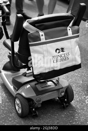 Un scooter avec sac fourre-tout Princess Cruises lors d'un festival d'art en plein air à Santa Fe, Nouveau-Mexique. Banque D'Images