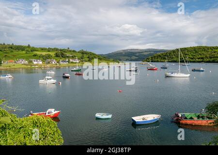 Bateaux amarrés au Loch a' Bhealaich à Tayvallich, Argyll et Bute, Écosse Banque D'Images