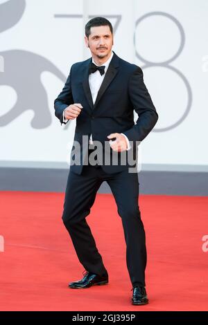 Le Palazzo del Cinema, Lido di Venezia, Venise, Italie. 8 septembre 2021. Gabriele Mainetti pose sur le tapis rouge pour LES FREAKS PENDANT le 78e Festival International du film de Venise. Photo par crédit : Julie Edwards/Alamy Live News Banque D'Images