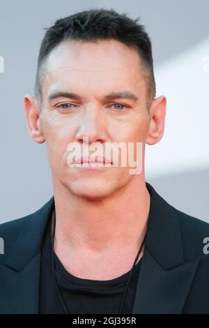 Le Palazzo del Cinema, Lido di Venezia, Venise, Italie. 8 septembre 2021. Jonathan Rhys Meyers pose sur le tapis rouge pour LES FREAKS PENDANT le 78e Festival International du film de Venise. Photo par crédit : Julie Edwards/Alamy Live News Banque D'Images