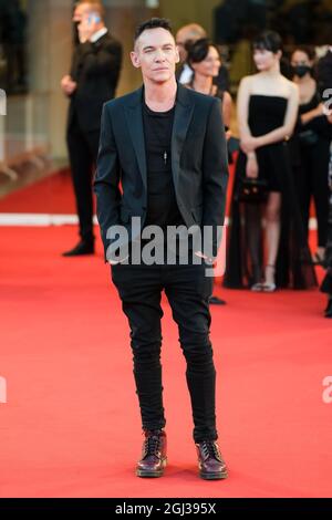 Le Palazzo del Cinema, Lido di Venezia, Venise, Italie. 8 septembre 2021. Jonathan Rhys Meyers pose sur le tapis rouge pour LES FREAKS PENDANT le 78e Festival International du film de Venise. Photo par crédit : Julie Edwards/Alamy Live News Banque D'Images