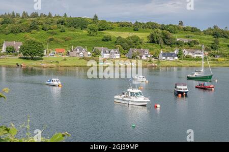 Bateaux amarrés au Loch a' Bhealaich à Tayvallich, Argyll et Bute, Écosse Banque D'Images