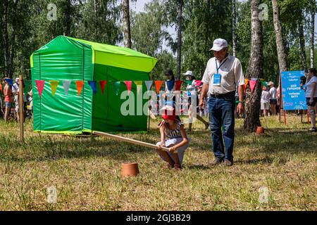 Kazan, Russie, juin 26 2021. La fête ethnique tatar Sabantui, fin des travaux de terrain. Le rituel de briser le pot d'argile Banque D'Images