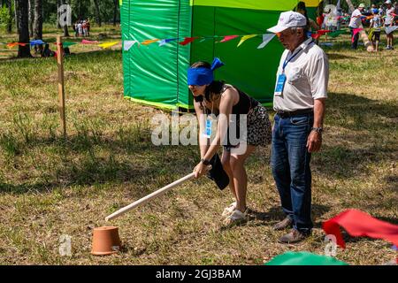 Kazan, Russie, juin 26 2021. La fête ethnique tatar Sabantui, fin des travaux de terrain. Le rituel de briser le pot d'argile Banque D'Images